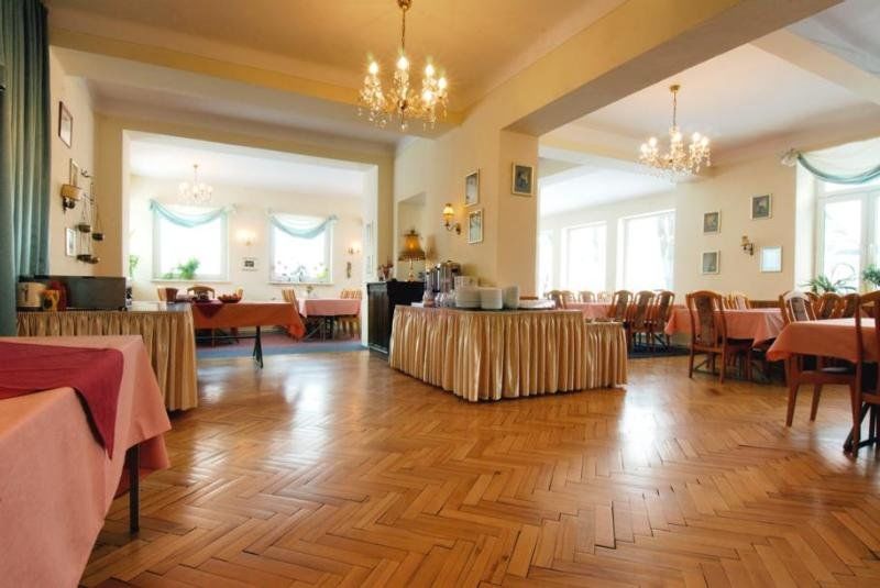 Carlton Nocleg ze śniadaniem 2*